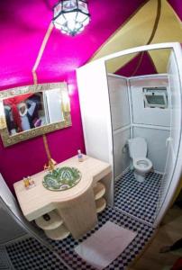 Modell eines Badezimmers mit Waschbecken und WC in der Unterkunft Merzouga luxurious Camps in Merzouga