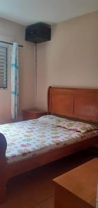 1 Schlafzimmer mit einem Bett mit Blumenbettdecke in der Unterkunft Sitio Terra Azul in Guarulhos