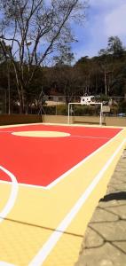 a basketball court with a red and white at Sitio Terra Azul in Guarulhos