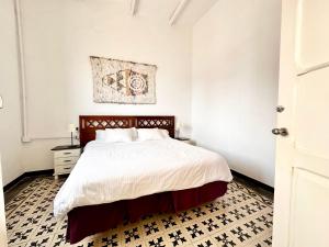 エルミグアにあるVilla Aloeのベッドルーム(白いシーツを使用した大型ベッド1台付)