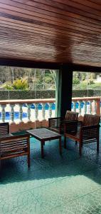 Sitio Terra Azul في جوارولوس: كرسيين وطاولة على مبنى مع شرفة