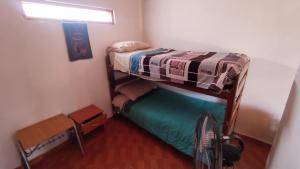 een kleine kamer met 2 stapelbedden bij Cabañas Flor de Higuera in San Pedro de Atacama