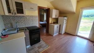Kuchyň nebo kuchyňský kout v ubytování Apartmani Šćit
