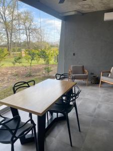 mesa y sillas en una habitación con ventana grande en La Cañada en Open Door