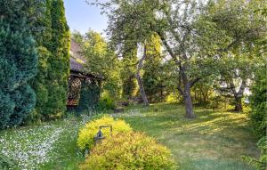 une cour avec des fleurs blanches et une maison dans l'établissement 4 Bedroom Cozy Home In Lidzbark Warminski, à Lidzbark Warmiński