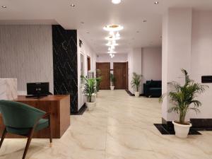 TV a/nebo společenská místnost v ubytování Emerald Suites