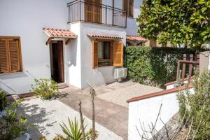 a white house with a balcony and a courtyard at Bilocale con portico a Numana - N175 in Numana