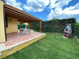 A garden outside Villa indipendente le coccinelle beach mare piscina a 250 mt dal mare con servizio di piscina a 400 mt 12 k da Cefalu