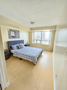 Downtown Mississauga Spacious 3BR +2BT w/ 1 Parking! Spectacular Views! 객실 침대
