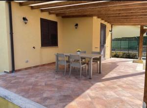 A balcony or terrace at Villa indipendente le coccinelle beach mare piscina a 250 mt dal mare con servizio di piscina a 400 mt 12 k da Cefalu
