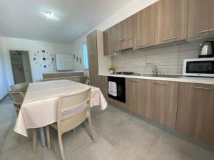 A kitchen or kitchenette at Villa indipendente le coccinelle beach mare piscina a 250 mt dal mare con servizio di piscina a 400 mt 12 k da Cefalu