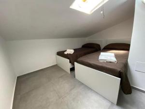 A bed or beds in a room at Villa indipendente le coccinelle beach mare piscina a 250 mt dal mare con servizio di piscina a 400 mt 12 k da Cefalu