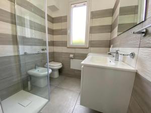 A bathroom at Villa indipendente le coccinelle beach mare piscina a 250 mt dal mare con servizio di piscina a 400 mt 12 k da Cefalu
