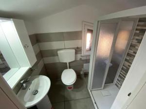 A bathroom at Villa indipendente le coccinelle beach mare piscina a 250 mt dal mare con servizio di piscina a 400 mt 12 k da Cefalu