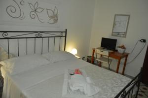 1 dormitorio con 1 cama, escritorio y ordenador en Bed and Breakfast Vecchio Porto en Catania