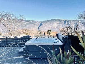 een hot tub met een berg op de achtergrond bij Mountain View Suites in Tisens
