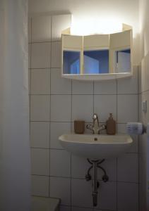 a bathroom with a sink and a mirror at Elegantes & Modernes Messe Apartment, Hannover, Laatzen in Hannover