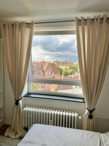 1 dormitorio con ventana con cortinas y radiador en Elegantes & Modernes Messe Apartment, Hannover, Laatzen, en Hannover