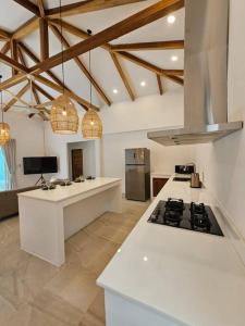 cocina con encimera blanca y fogones en SIX Luxury Villa en Ko Phangan