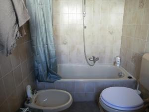 uma casa de banho com um WC, um chuveiro e uma banheira em Casa Relax Con Giardino Tra Carso e Adriatico em Monfalcone