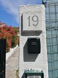 uma caixa de correio de pedra com o número nela em Casa Relax Con Giardino Tra Carso e Adriatico em Monfalcone