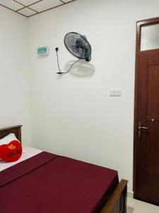 Habitación con cama y ventilador en la pared en Villa Arshu., en Bentota