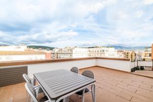 a balcony with a table and chairs on a roof at Apartamento Neptuno in Granada