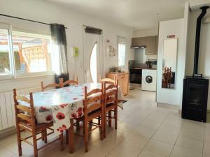 Η κουζίνα ή μικρή κουζίνα στο Maison Cosy à proximité de la Plage