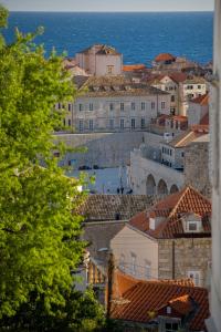 uma vista para uma cidade com edifícios e o oceano em Apartment Cable car 1 em Dubrovnik