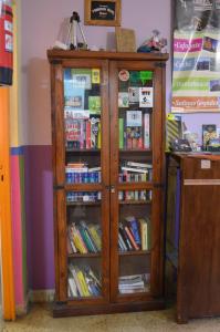 a book shelf filled with books at La Covacha Youth Hostel in Salta