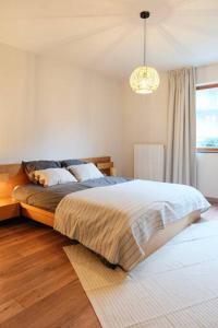 - une chambre avec un grand lit et un lustre dans l'établissement Tienne d'Anvers, à Anvers