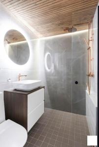 La salle de bains est pourvue d'un lavabo, de toilettes et d'une douche. dans l'établissement Moderni kaksio ydinkeskustassa, à Kuopio