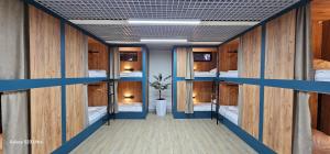 奥什Ocean hostel的有四张双层床的房间