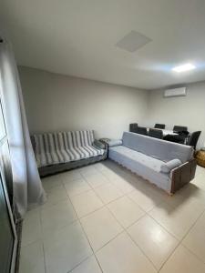 una sala de espera con sofás y sillas en una habitación en Paraíso à sua Porta Ap Luxuoso Prédio Frontal Mar, en Río de Janeiro