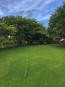 タマンダレーにあるChalé Azulの草の網を持つサッカー場