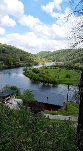 Un río con un edificio a su lado en Les Charmes-Balnéothérapie-Vidéoprojecteur-Netflix, en Baume-les-Dames