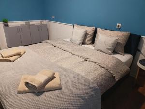 En eller flere senge i et værelse på Lela's home (Lelin dom)
