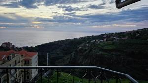 - Balcón con vistas al océano en Sunset Star with Sea View en Calheta