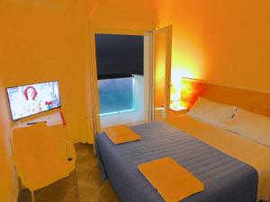 Postel nebo postele na pokoji v ubytování Albergo Diomedee Rooms on the Beach