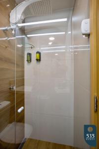 La salle de bains est pourvue d'une douche avec une porte en verre. dans l'établissement Mar & Conforto: Seu lar em Salvador, à Salvador