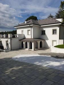 una grande casa bianca con un ampio patio di Il Pennino - Villa Penna a Bologna