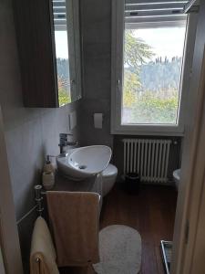 bagno con lavandino, servizi igienici e finestra di Il Pennino - Villa Penna a Bologna