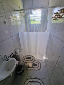 uma casa de banho com um lavatório, um WC e um chuveiro em Pousada_tres_amores em Itariri