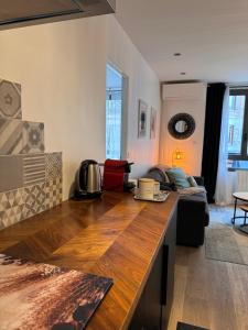 "Le petit bonlieu" au centre ville et à 300 m du lac的休息区