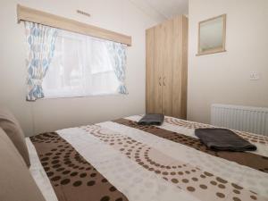 מיטה או מיטות בחדר ב-24 Winchelsea Sands Holiday Park