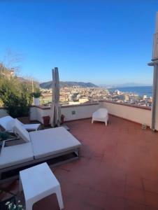 balcón con muebles blancos y vistas al océano en Ti racconto il mare, en Salerno