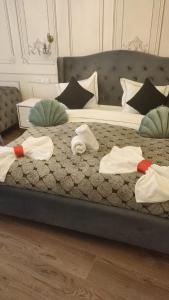 un letto con asciugamani e cuscini sopra di Luxuroom a Sibiu