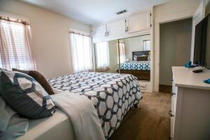 1 dormitorio con 1 cama y 1 sofá en una habitación en Long Beach Home Beautiful Private area, en Long Beach
