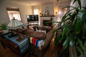 uma sala de estar com um sofá de couro e uma lareira em Long Beach Home Beautiful Private area em Long Beach