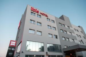 a building with the words hotels korea on it at ibis Presidente Prudente Manoel Goulart in Presidente Prudente